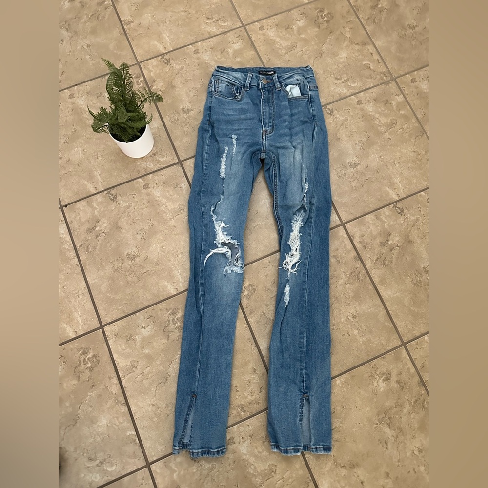 FASHION NOVA DISTRESSED JEANS